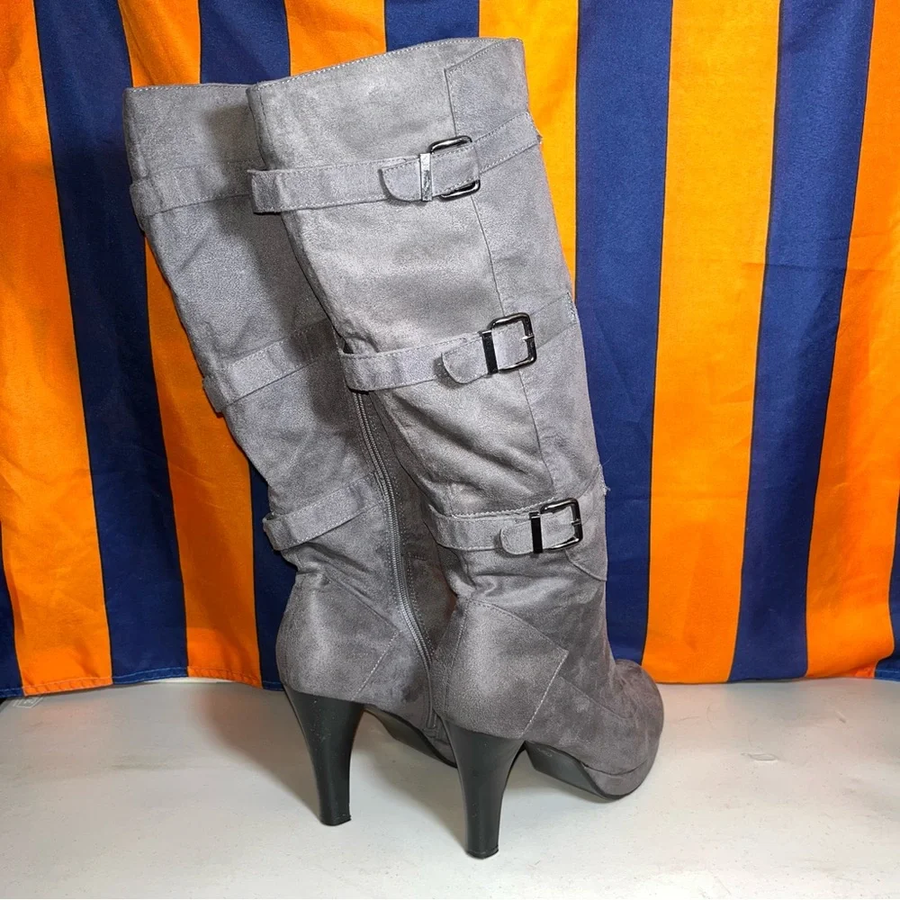 2 Lips Too Women's Too Vampy heel Boot size 9 gray color faux suede side zip - Picture 4 of 7